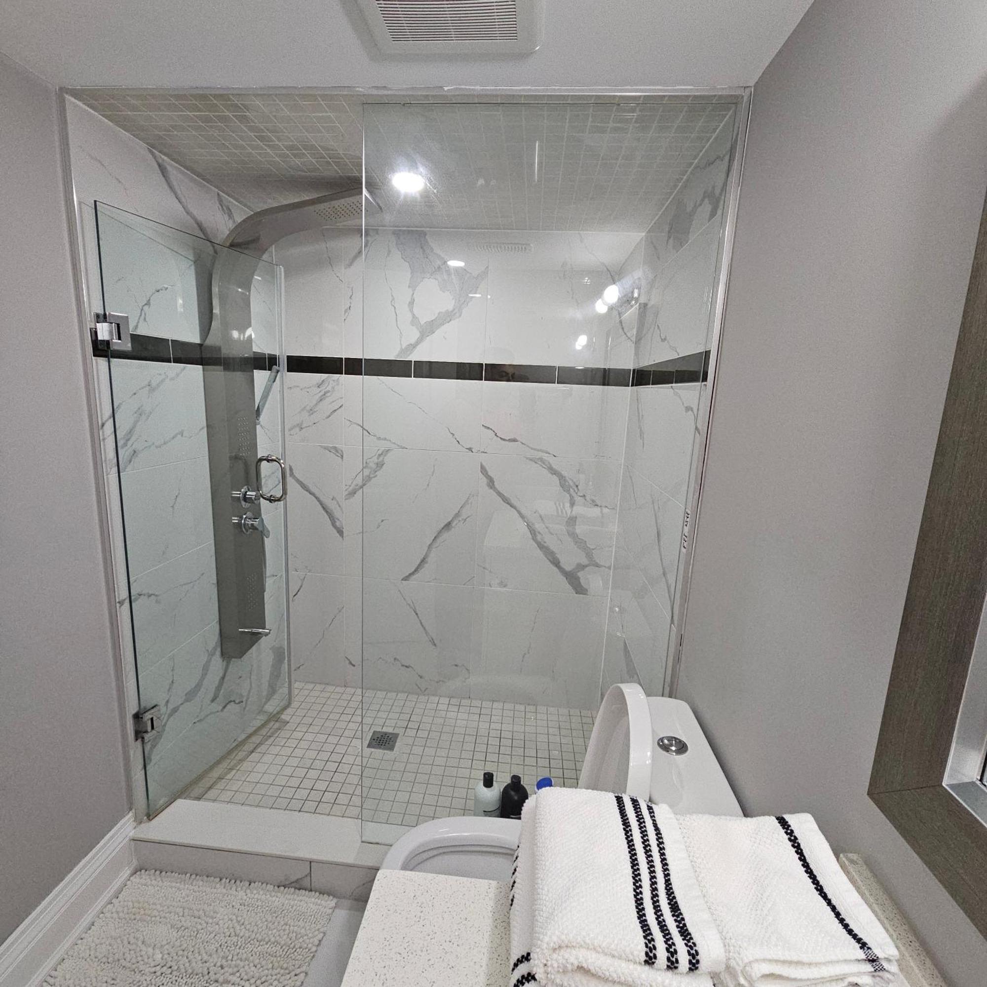 Basement Apartment In Luxury Beach House Toronto Exterior photo